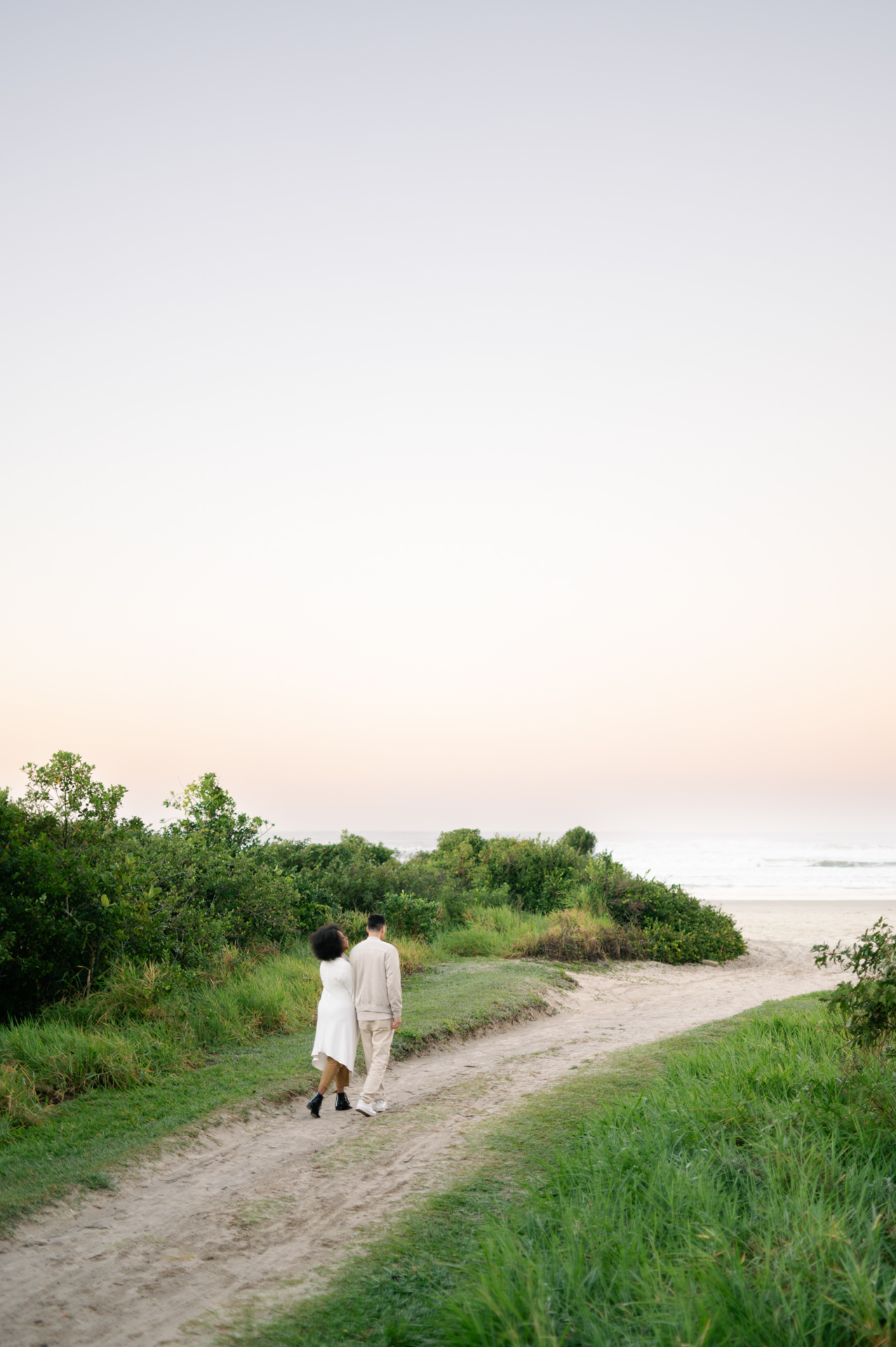 ensaio na praia no inverno com john e andréia